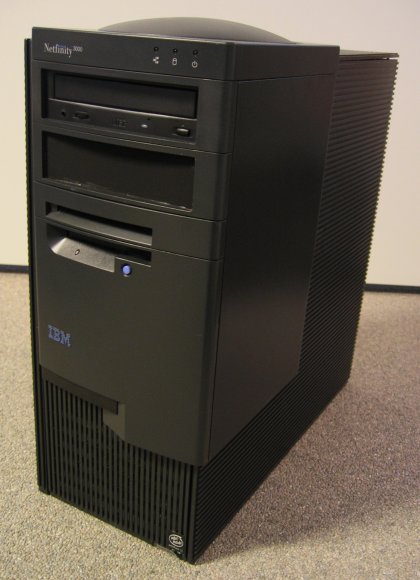 IBM Netfinity 3000 front